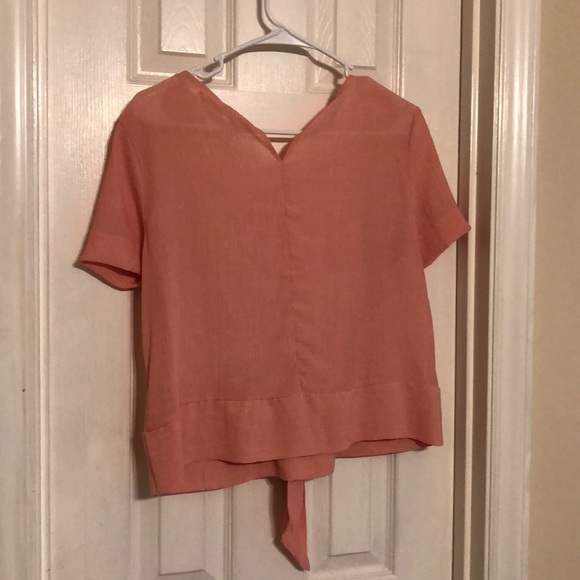 NEVERWORN. Cute light weight top. - Picture 3 of 4